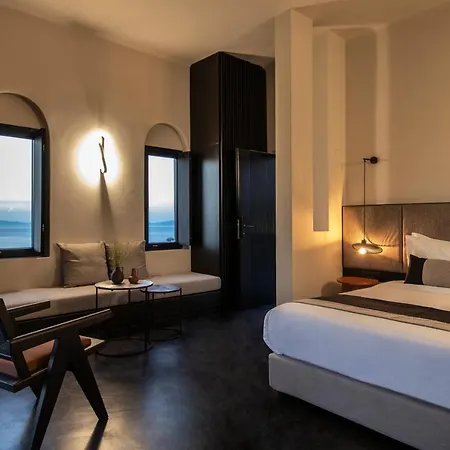 Ξενοδοχείο με διαμερίσματα Nimbus Santorini 4*