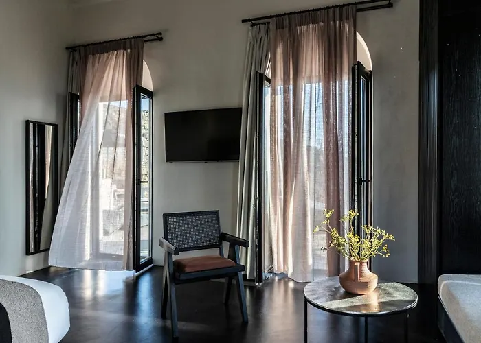 Nimbus Santorini Aparthotel 4*